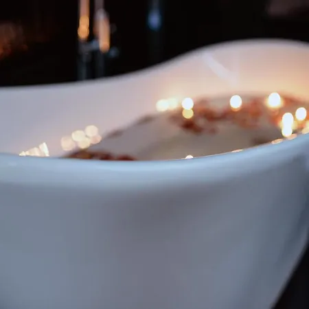 Diamond Lady Romantic Free Parking By Stayly